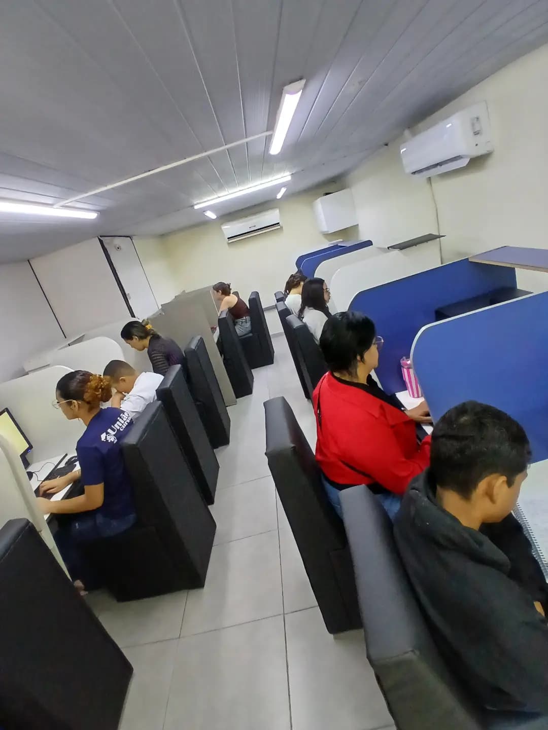 Alunos concluindo curso profissionalizante de informática na União Cursos em Aparecida de Goiânia