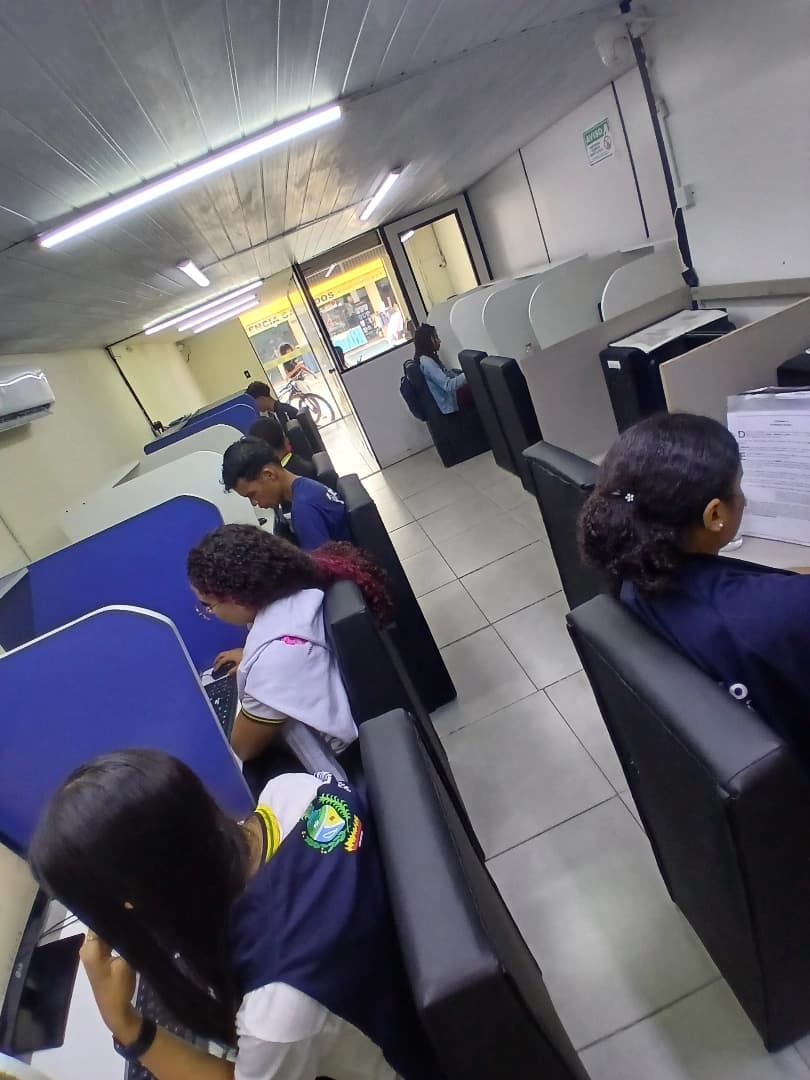 Sala de aula da União Cursos em Jardim Tiradentes, Aparecida de Goiânia — ambiente climatizado e organizado