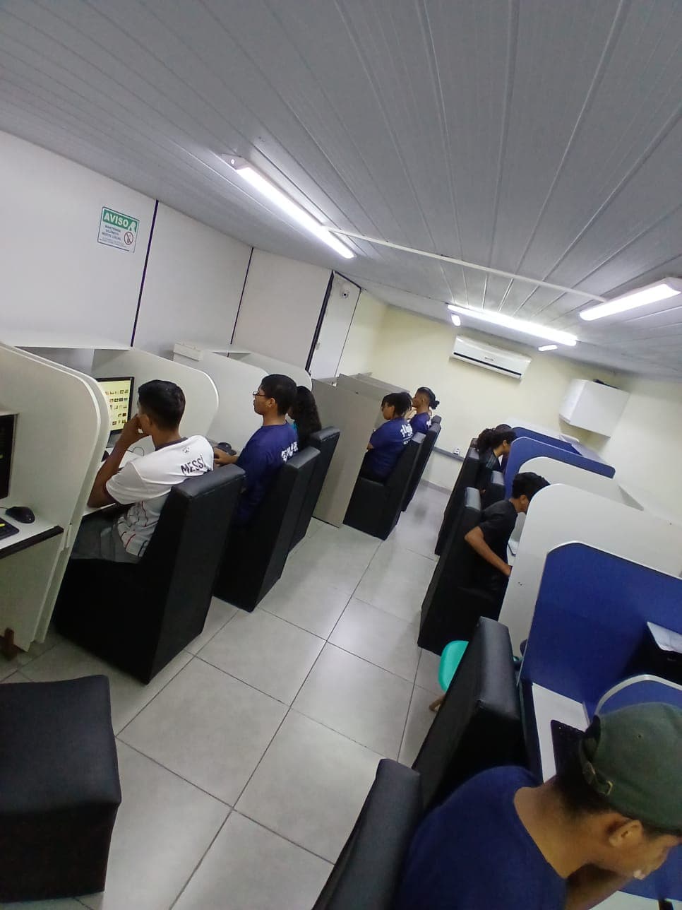 Sala de computadores da União Cursos — ensino individualizado, um aluno por PC em Aparecida de Goiânia
